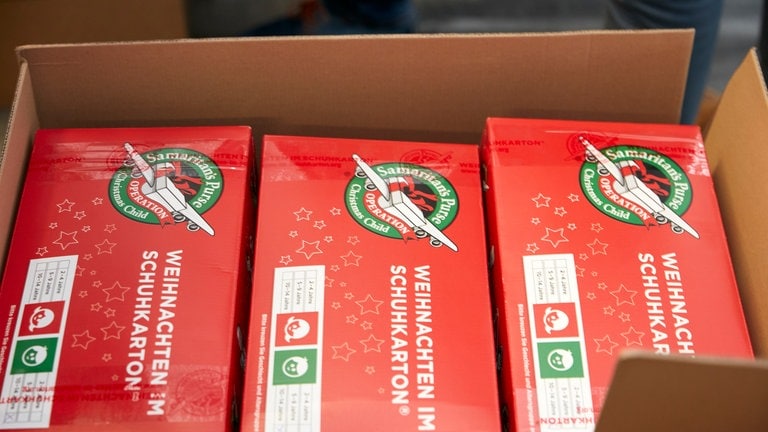 Schuhkartons in einer großen Box. (Foto: SWR) Schuhkartons in einer großen Box.