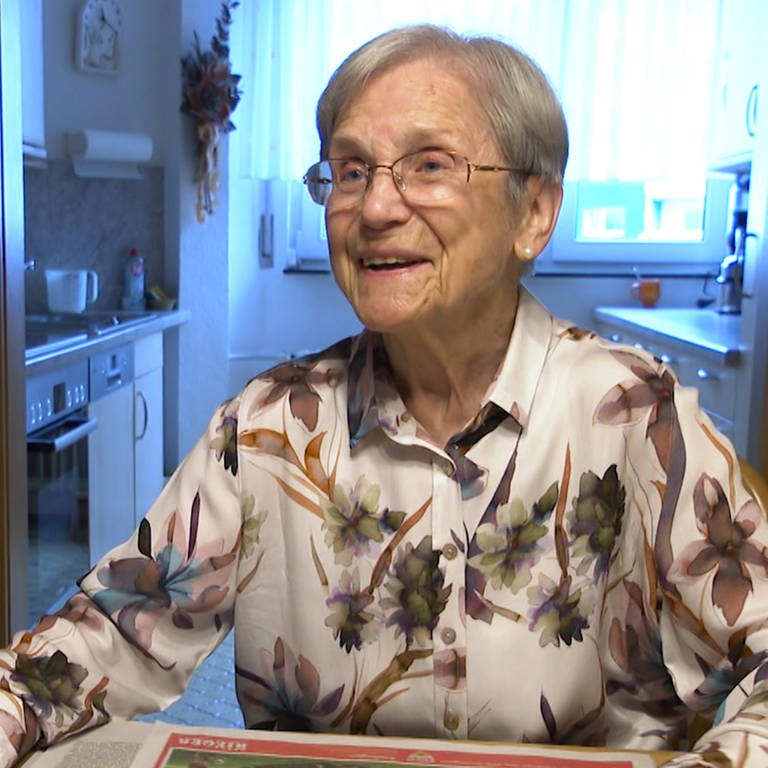 Irmgard wohnt seit über 60 Jahren in ihrer Wohnung in einem Hochhaus in Stuttgart-Rot.