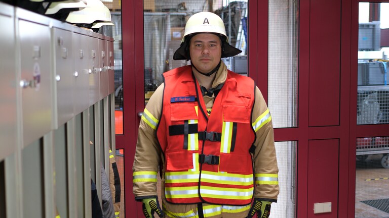 Feuerwehrmann Friedhelm in voller Montur (Foto: SWR)