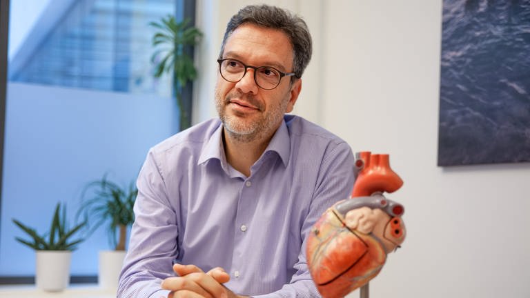 Herzchirurg Ioannis behandelt Kinder mit angeborenem Herzfehler