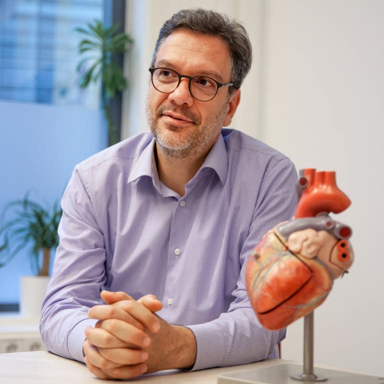 Herzchirurg Ioannis behandelt Kinder mit angeborenem Herzfehler
