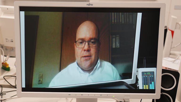 Christian Döring ist in einem Videochat auf dem Computerbildschirm zu sehen