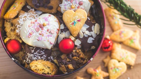 Weihnachtsplätzchen: Eine Dose mit Plätzchen (Foto: IMAGO, IMAGO / Zoonar)
