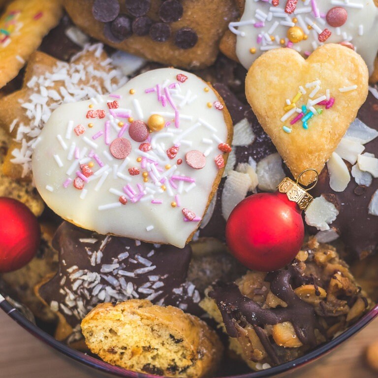 Weihnachtsplätzchen: Eine Dose mit Plätzchen (Foto: IMAGO, IMAGO / Zoonar)