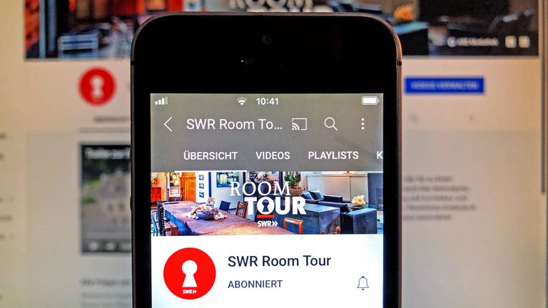 Smartphone mit dem YouTube-Kanal von SWR Room Tour vor einen PC-Bildschirm