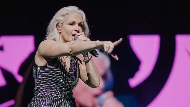 Michelle auf der Bühne der Schlagernacht 2023 in Mannheim (Foto: SWR, Ronny Zimmermann)