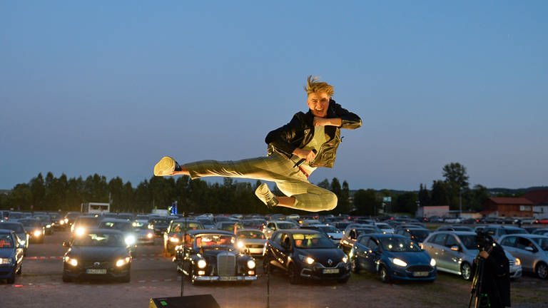 Vincent Gross springt in die Luft bei einem Autokino-Konzert in Bad Kreuznach