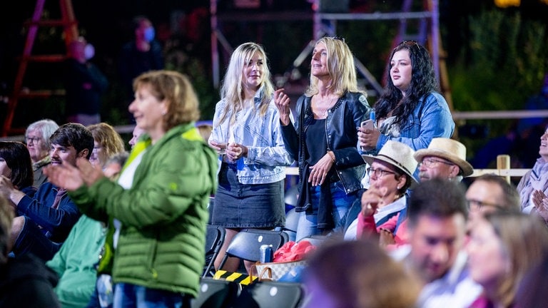 Das Publikum am zweiten Tag des SWR Sommerfestivals (Foto: SWR, Torsten Silz) Das Publikum am zweiten Tag des SWR Sommerfestivals