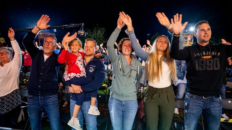Das Publikum am zweiten Tag des SWR Sommerfestivals (Foto: SWR, Torsten Silz) Das Publikum am zweiten Tag des SWR Sommerfestivals