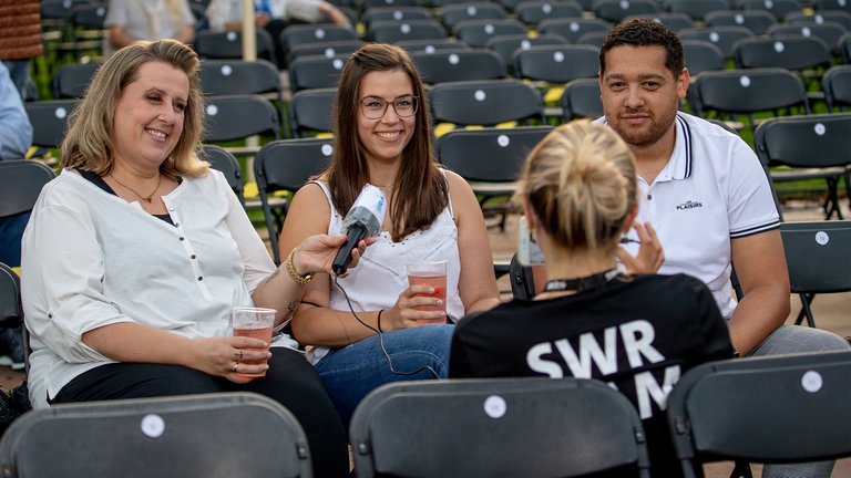 Das Publikum am zweiten Tag des SWR Sommerfestivals (Foto: SWR, Torsten Silz) Das Publikum am zweiten Tag des SWR Sommerfestivals