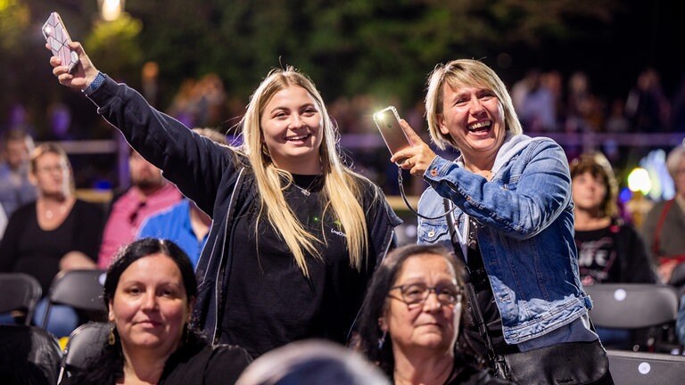Das Publikum am zweiten Tag des SWR Sommerfestivals (Foto: SWR, Torsten Silz) Das Publikum am zweiten Tag des SWR Sommerfestivals