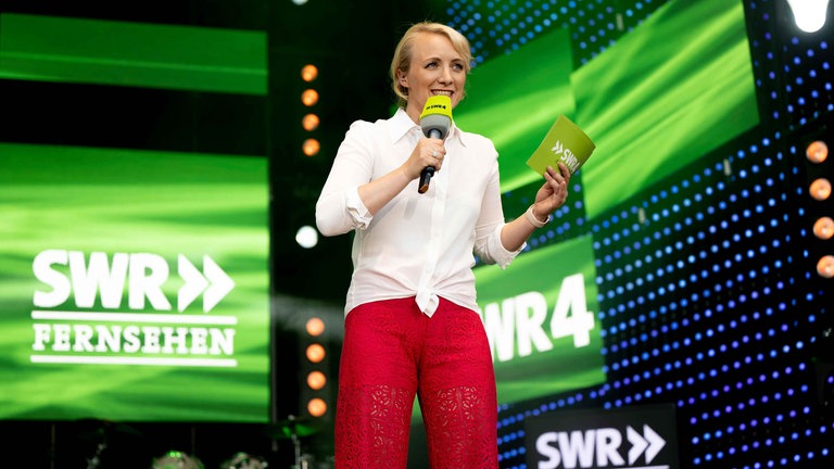 Anna Lena Dörr begrüßt das Publikum und moderiert den Abend (Foto: SWR, Torsten Silz) Anna Lena Dörr begrüßt das Publikum und moderiert den Abend