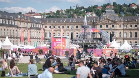 Besucherinnen und Besucher auf dem Schlossplatz (Foto: SWR, Markus Palmer)