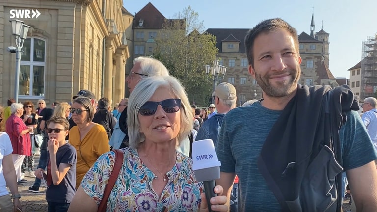 Besucherinnen und Besucher kurz vorm Showbeginn (Foto: SWR)