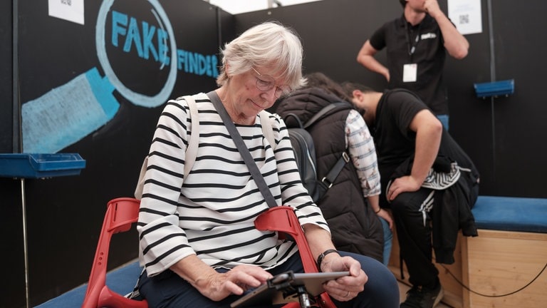 Der SWR Fakefinder zeigt, wie man Betrug im Netz auf die Schliche kommt (Foto: SWR, Markus Palmer) Der SWR Fakefinder zeigt, wie man Betrug im Netz auf die Schliche kommt