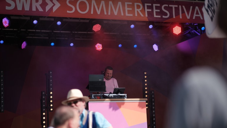 DJ Josh Kochhann legt auf (Foto: SWR, Markus Palmer) DJ Josh Kochhann legt auf