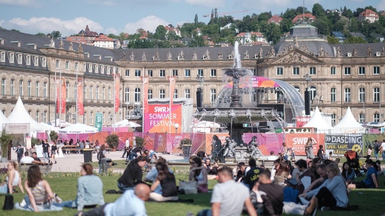 Besucherinnen und Besucher auf dem Schlossplatz (Foto: SWR, Markus Palmer)