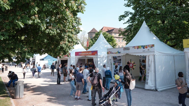 Die Festivalmeile ist am Freitag gut besucht (Foto: SWR, Markus Palmer) Die Festivalmeile ist am Freitag gut besucht