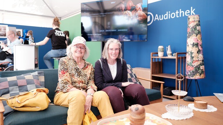 Zwei Damen im Zelt der ARD Audiothek. (Foto: SWR, Markus Palmer) Zwei Damen im Zelt der ARD Audiothek.
