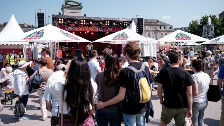 Auf der Kleinen Festivalbühne findet das ganze Wochenende abwechselungsreiches Programm statt. (Foto: SWR, Markus Palmer) Auf der Kleinen Festivalbühne findet das ganze Wochenende abwechselungsreiches Programm statt.