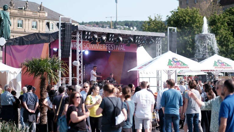 Die Kleine Festivalbühne mitten auf dem Schlossplatz. (Foto: SWR, Markus Palmer) Die Kleine Festivalbühne mitten auf dem Schlossplatz.