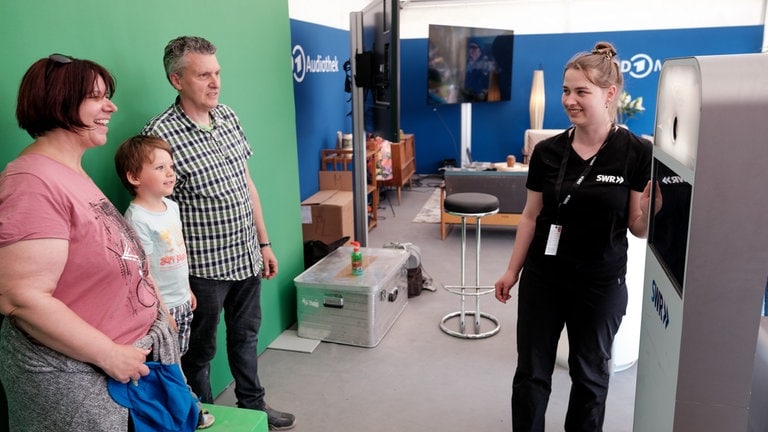 Besucher:innen machen in der Fotobox ein Foto. (Foto: SWR, Markus Palmer) Besucher:innen machen in der Fotobox ein Foto.