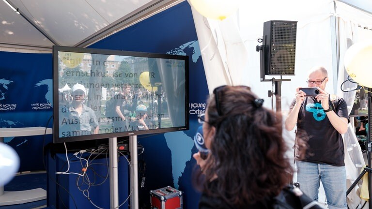 Die Teleprompter-Challenge auf dem SWR Sommerfestival in Stuttgart. (Foto: SWR, Markus Palmer) Die Teleprompter-Challenge auf dem SWR Sommerfestival in Stuttgart.