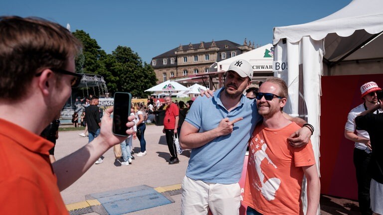 Nikita Miller mit einem Fan. (Foto: SWR, Markus Palmer) Nikita Miller mit einem Fan.