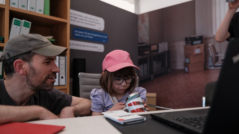 Auf der Festivalmeile sind Besucherinnen und Besucher dem Tatort-Set ganz nah (Foto: SWR, Markus Palmer) Auf der Festivalmeile sind Besucherinnen und Besucher dem Tatort-Set ganz nah