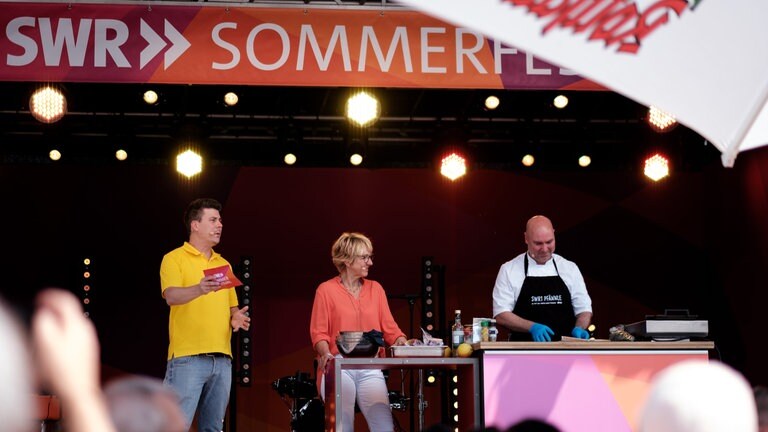 Auch kulinarische Häppchen mit SWR1 Pfännle gibt es auf der Kleinen Festivalbühne. (Foto: SWR, Markus Palmer) Auch kulinarische Häppchen mit SWR1 Pfännle gibt es auf der Kleinen Festivalbühne.