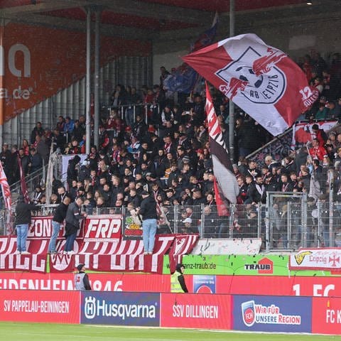 Fans von RB Leipzig im Stadion vom 1. FC Heidenheim (Foto: IMAGO, IMAGO / Picture Point LE)