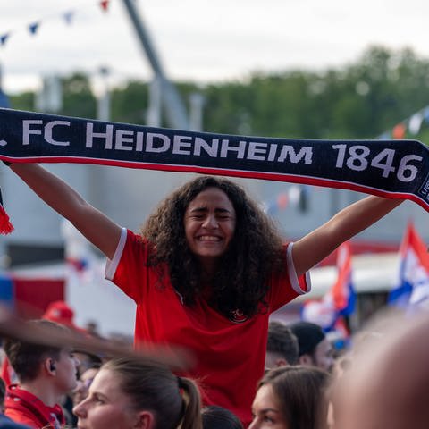 Die Fans feiern, nach einer gelungenen Saison, auf dem Nachspiel-Fest ihren 1. FC Heidenheim.