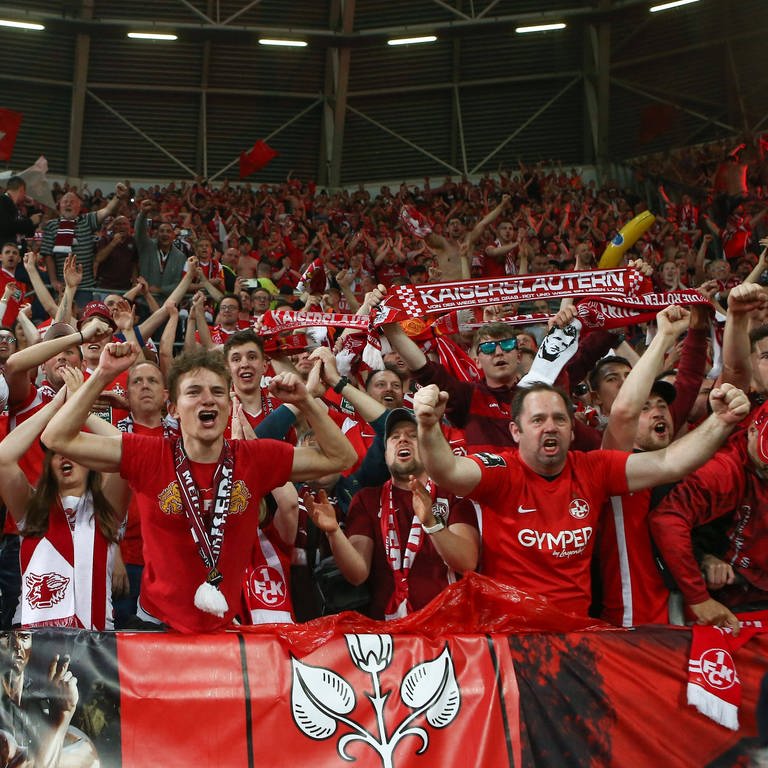 Jubelnde FCK-Fans nach dem geschafften Aufstieg (Foto: IMAGO, Jan Huebner)