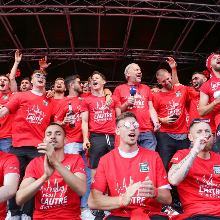 Das Team des 1. FC Kaiserslautern ist gefeiert worden (Foto: dpa Bildfunk, Picture Alliance)
