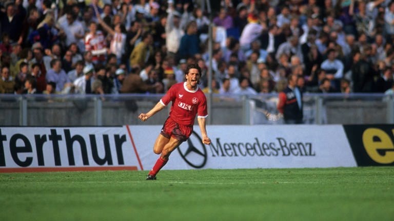 1990: Endlich der erste Titel im DFB-Pokal. Doppeltorschütze Bruno Labbadia lässt den FCK gegen Werder Bremen zweimal jubeln. Stefan Kuntz erhöht noch vor der Pause auf 3:0. Am Ende gewinnt Kaiserslautern im Berliner Olympiastadion mit 3:2.