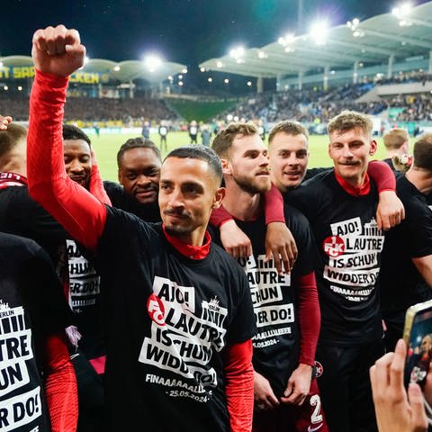 Kaiserslauterns Spieler tragen T-Shirts mit der Aufschrift "Ajo! Lautre is schun widder do!"  (Foto: picture-alliance / Reportdienste, Picture Alliance)