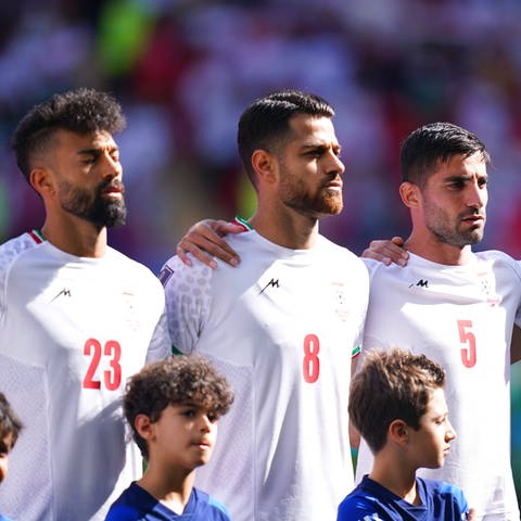 Die iranische Nationalmannschaft vor dem WM-Spiel gegen Wales. (Foto: IMAGO, IMAGO / PA Images)