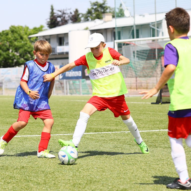 Fußball: Kinder spielen Funino (Foto: IMAGO, Imago Images / Schüler)