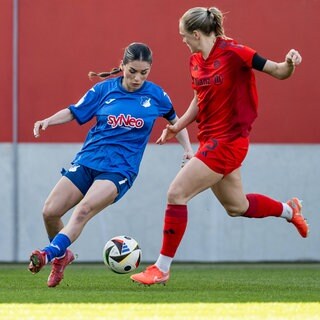 Zweikampf zwischen Ereleta Memeti (TSG Hoffenheim) und Magdalena Eriksson (FC Bayern München)