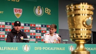 Sebastian Hoeneß und Atakan Karazor (beide VfB Stuttgart) auf der Abschlusspressekonferenz vor dem DFB-Pokalfinale
