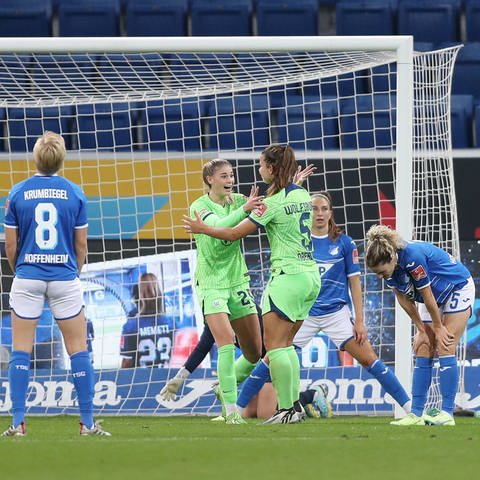 Wolfsburg dreht die Partie gegen Hoffenheim und gewinnt 2:1 am 2. Spieltag der Frauen-Bundesliga. (Foto: Getty Images, IMAGO / Beautiful Sports)