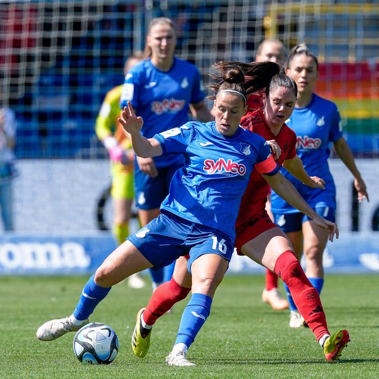 Zweikampf zwischen Hoffenheims Nicole Billa und Münchens Sarah Zadrazil im letzten Bundesliga-Spiel der Saison.