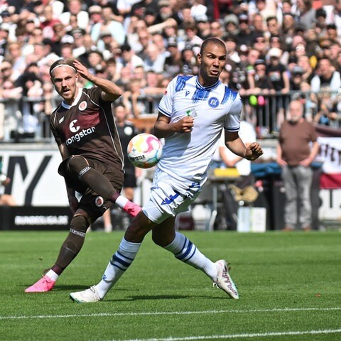 KSC-Verteidiger Daniel  Gordon kann den Schuss von Lukas Daschner (FC St. Pauli) nicht verhindern. (Foto: IMAGO, IMAGO / Lobeca)