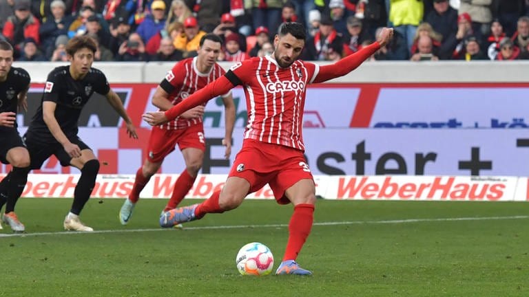 Vincenzo Grifo (SC Freiburg) schießt Elfmeter gegen VfB Stuttgart (11.02.2023) (Foto: IMAGO, IMAGO / Jan Huebner)