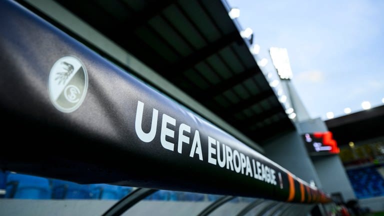 Schriftzug "Europa League" neben Logo vom SC Freiburg