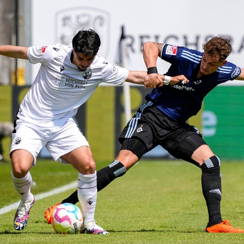 SV-Sandhausen-Stürmer Abu-Bekir Ömer El-Zein versucht an HSV-Verteidiger Moritz Heyer vorbeizudribbeln. (Foto: IMAGO, IMAGO / foto2press)