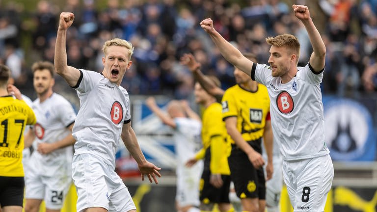 Der SV Waldhof jubelt nach dem Lasst-Minute-Sieg in Dortmund