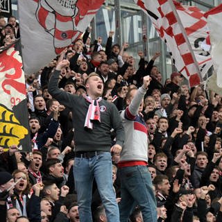 Fans des VfB Stuttgart feuern ihre Mannschaft an (Foto: IMAGO, IMAGO / HJS)
