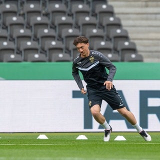 Angelo Stiller im Abschlusstraining des VfB Stuttgart vor dem DFB-Pokalfinale.