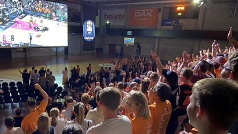 Rund 800 Fans feuern die Ulmer Basketballer beim Public Viewing im Trainingszentrum Orange Campus an (Foto: SWR, SWR, Peter Köpple)